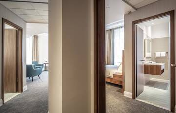 Фото номера Люкс с 1 спальней и кроватью размера «king-size» Отель Hilton Garden Inn Bucharest г. Бухарест 2