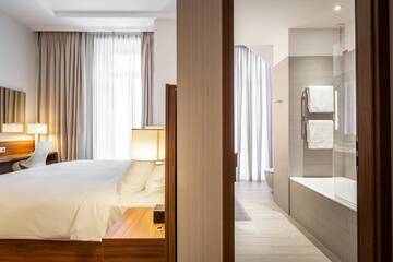Фото номера Люкс с 1 спальней и кроватью размера «king-size» Отель Hilton Garden Inn Bucharest г. Бухарест 3