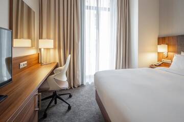 Фото номера Люкс с 1 спальней и кроватью размера «king-size» Отель Hilton Garden Inn Bucharest г. Бухарест 5