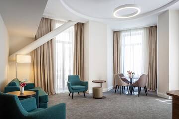 Фото номера Люкс с 1 спальней и кроватью размера «king-size» Отель Hilton Garden Inn Bucharest г. Бухарест 6
