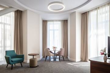 Фото номера Люкс с 1 спальней и кроватью размера «king-size» Отель Hilton Garden Inn Bucharest г. Бухарест 7