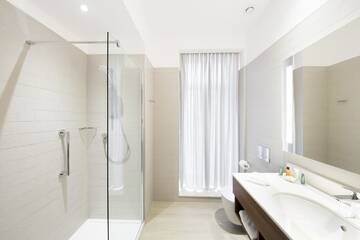 Фото номера Номер с кроватью размера «king-size» Отель Hilton Garden Inn Bucharest г. Бухарест 4
