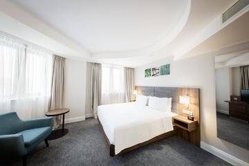 Фото номера Полулюкс с кроватью размера «king-size» Отель Hilton Garden Inn Bucharest г. Бухарест 2