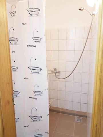 Фото номера Кровать в общем 8-местном номере для мужчин и женщин Хостелы Sleep Inn Hostel г. Бухарест 3