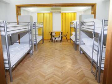 Фото номера Кровать в общем 8-местном номере для мужчин и женщин Хостелы Sleep Inn Hostel г. Бухарест 4