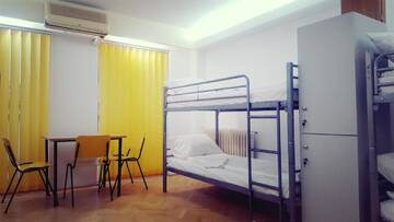 Фото номера Кровать в общем 4-местном номере для мужчин и женщин Хостелы Sleep Inn Hostel г. Бухарест 3