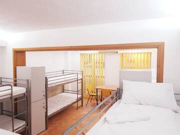 Фото номера Кровать в общем 8-местном номере для мужчин и женщин Хостелы Sleep Inn Hostel г. Бухарест 10