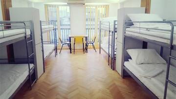 Фото номера Кровать в общем 8-местном номере для мужчин и женщин Хостелы Sleep Inn Hostel г. Бухарест 11