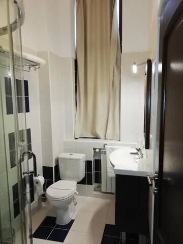Фото номера Двухместный номер эконом-класса с 1 кроватью Отель Hotel Reginetta г. Бухарест 4