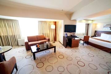 Фото номера Полулюкс Отель DoubleTree by Hilton Bucharest Unirii Square г. Бухарест 3