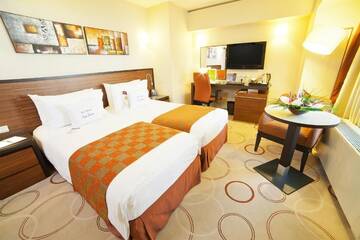 Фото номера Двухместный номер с 2 отдельными кроватями Отель DoubleTree by Hilton Bucharest Unirii Square г. Бухарест 5
