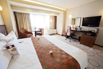 Фото номера Улучшенный номер с кроватью размера &quot;king-size&quot; и балконом Отель DoubleTree by Hilton Bucharest Unirii Square г. Бухарест 2