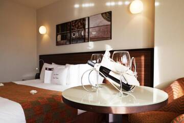 Фото номера Двухместный номер с 1 кроватью Отель DoubleTree by Hilton Bucharest Unirii Square г. Бухарест 3