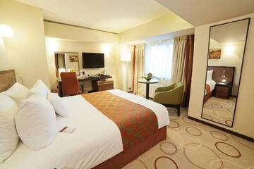 Фото номера Двухместный номер с 1 кроватью Отель DoubleTree by Hilton Bucharest Unirii Square г. Бухарест 5