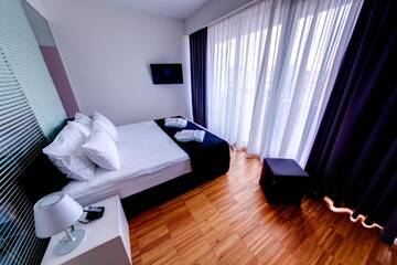 Фото номера Улучшенный двухместный номер с 1 кроватью Отель Sarroglia Hotel г. Бухарест 2