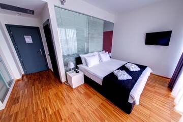 Фото номера Улучшенный двухместный номер с 1 кроватью Отель Sarroglia Hotel г. Бухарест 3