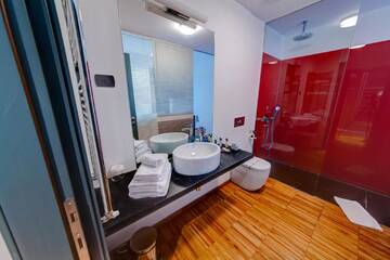 Фото номера Улучшенный двухместный номер с 1 кроватью Отель Sarroglia Hotel г. Бухарест 4