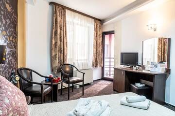 Фото номера Двухместный номер с 2 отдельными кроватями и балконом Отель Hotel Razvan г. Бухарест 4