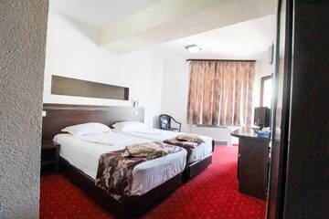 Фото номера Двухместный номер с 2 отдельными кроватями и балконом Отель Hotel Razvan г. Бухарест 11