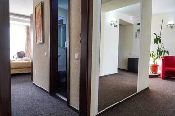 Фото номера Двухместный номер с 1 кроватью и балконом Отель Hotel Razvan г. Бухарест 11
