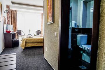 Фото номера Двухместный номер с 1 кроватью и балконом Отель Hotel Razvan г. Бухарест 12