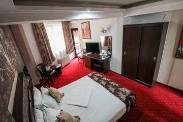 Фото номера Двухместный номер с 1 кроватью и балконом Отель Hotel Razvan г. Бухарест 13