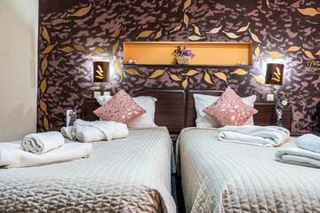 Фото номера Двухместный номер с 2 отдельными кроватями и балконом Отель Hotel Razvan г. Бухарест 5