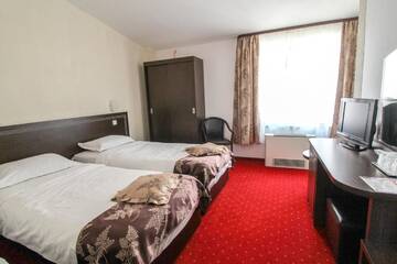 Фото номера Двухместный номер с 2 отдельными кроватями и балконом Отель Hotel Razvan г. Бухарест 7