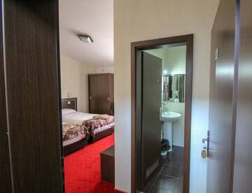 Фото номера Двухместный номер с 2 отдельными кроватями и балконом Отель Hotel Razvan г. Бухарест 8