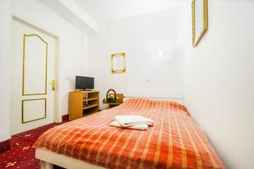Фото номера Двухместный номер с 1 кроватью и внешней ванной комнатой Отель Hotel Carpati Imparatul Romanilor г. Бухарест 2