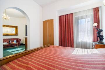 Фото номера Двухместный номер с 1 кроватью и ванной комнатой Отель Hotel Carpati Imparatul Romanilor г. Бухарест 2