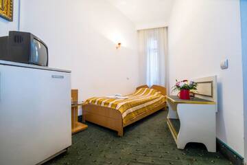 Фото номера Одноместный номер с внешней ванной комнатой Отель Hotel Carpati Imparatul Romanilor г. Бухарест 2