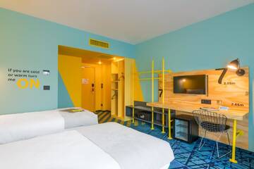 Фото номера Стандартный двухместный номер с 2 отдельными кроватями Отель ibis Styles Bucharest Erbas г. Бухарест 3