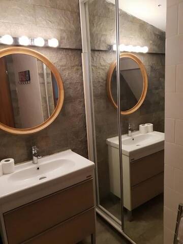 Фото номера Номер с кроватью размера &quot;king-size&quot; и гидромассажной ванной Отель Hotel Top Central г. Бухарест 2