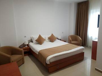 Фото номера Улучшенный двухместный номер с 1 кроватью Отель Hotel Top Central г. Бухарест 18