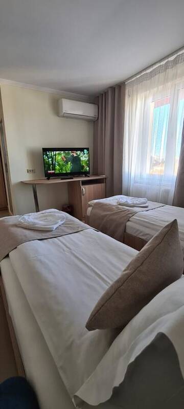 Фото номера Стандартный трехместный номер Отель Hotel Top Central г. Бухарест 5