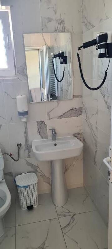 Фото номера Стандартный трехместный номер Отель Hotel Top Central г. Бухарест 3