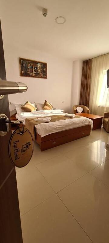Фото номера Улучшенный двухместный номер с 1 кроватью Отель Hotel Top Central г. Бухарест 2
