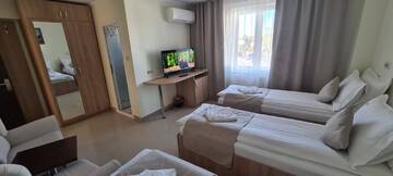 Фото номера Стандартный трехместный номер Отель Hotel Top Central г. Бухарест 4