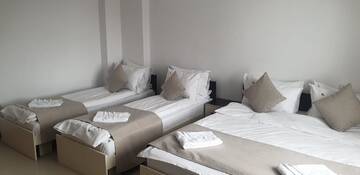 Фото номера Стандартный трехместный номер Отель Hotel Top Central г. Бухарест 7