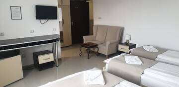 Фото номера Стандартный трехместный номер Отель Hotel Top Central г. Бухарест 8