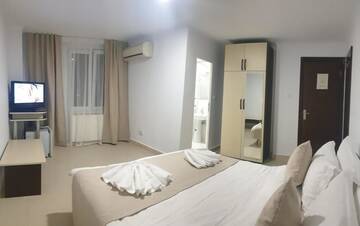 Фото номера Улучшенный двухместный номер с 1 кроватью Отель Hotel Top Central г. Бухарест 30