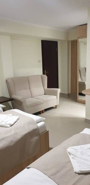 Фото номера Улучшенный двухместный номер с 2 отдельными кроватями Отель Hotel Top Central г. Бухарест 2