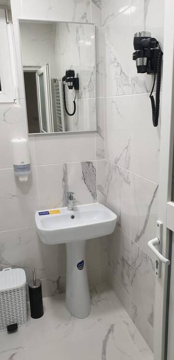 Фото номера Улучшенный двухместный номер с 2 отдельными кроватями Отель Hotel Top Central г. Бухарест 7