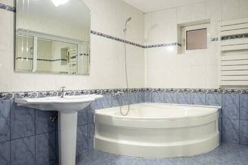 Фото номера Улучшенный двухместный номер с 1 кроватью Отель Casa Gabriela г. Бухарест 17