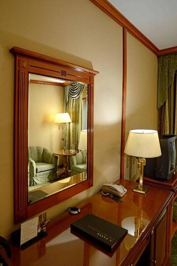 Фото номера Двухместный номер Делюкс с 1 кроватью Отель Intercontinental Hotel Bucharest г. Бухарест 10