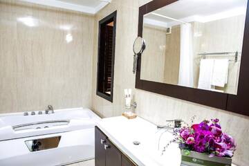 Фото номера Улучшенные апартаменты с 2 спальнями Отель Phoenicia Suites Baneasa г. Бухарест 2