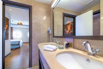 Фото номера VIP-люкс Epoque с террасой и бесплатным Wi-Fi Отель Epoque Hotel - Relais &amp; Chateaux г. Бухарест 5