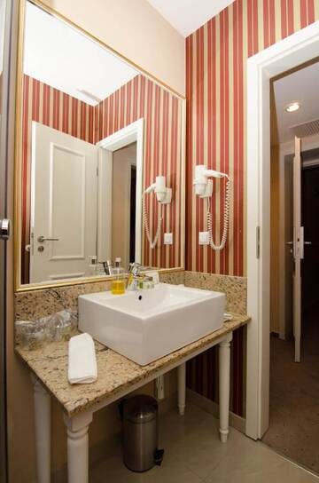 Фото номера Улучшенный двухместный номер с 1 кроватью Отель Hotel Boutique Monaco г. Бухарест 2