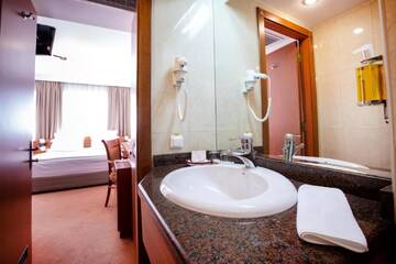 Фото номера Двухместный номер эконом-класса с 1 кроватью Отель Hotel Duke Romana г. Бухарест 3